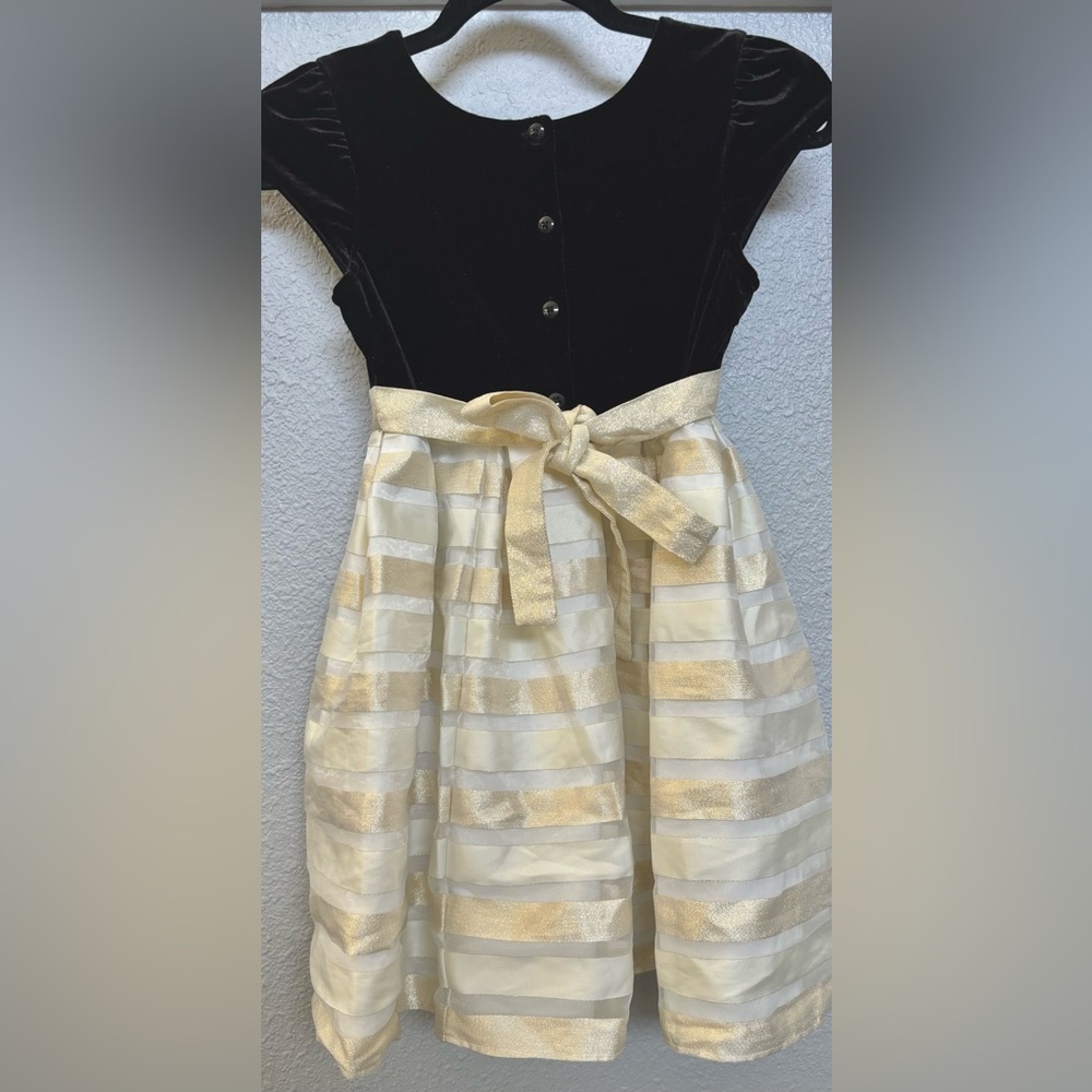 Jona Michelle Black, Ivory & Gold Dress with Bow Accent
Size: (7) - Picture 11 of 13